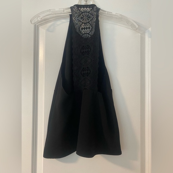 Black open back tanktop with lace - Picture 2 of 2